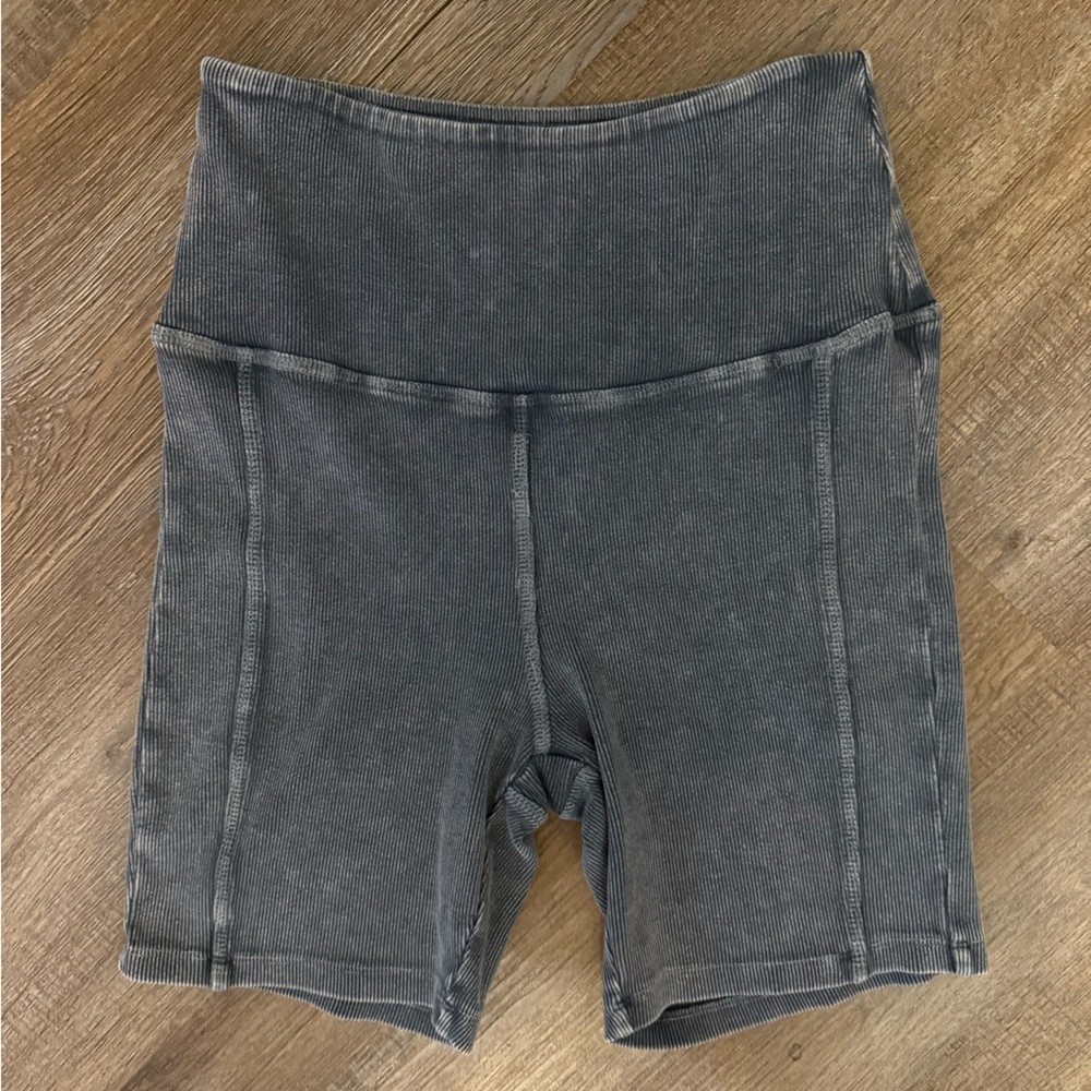 Le Lis Gray Wash Women's Biker Shorts